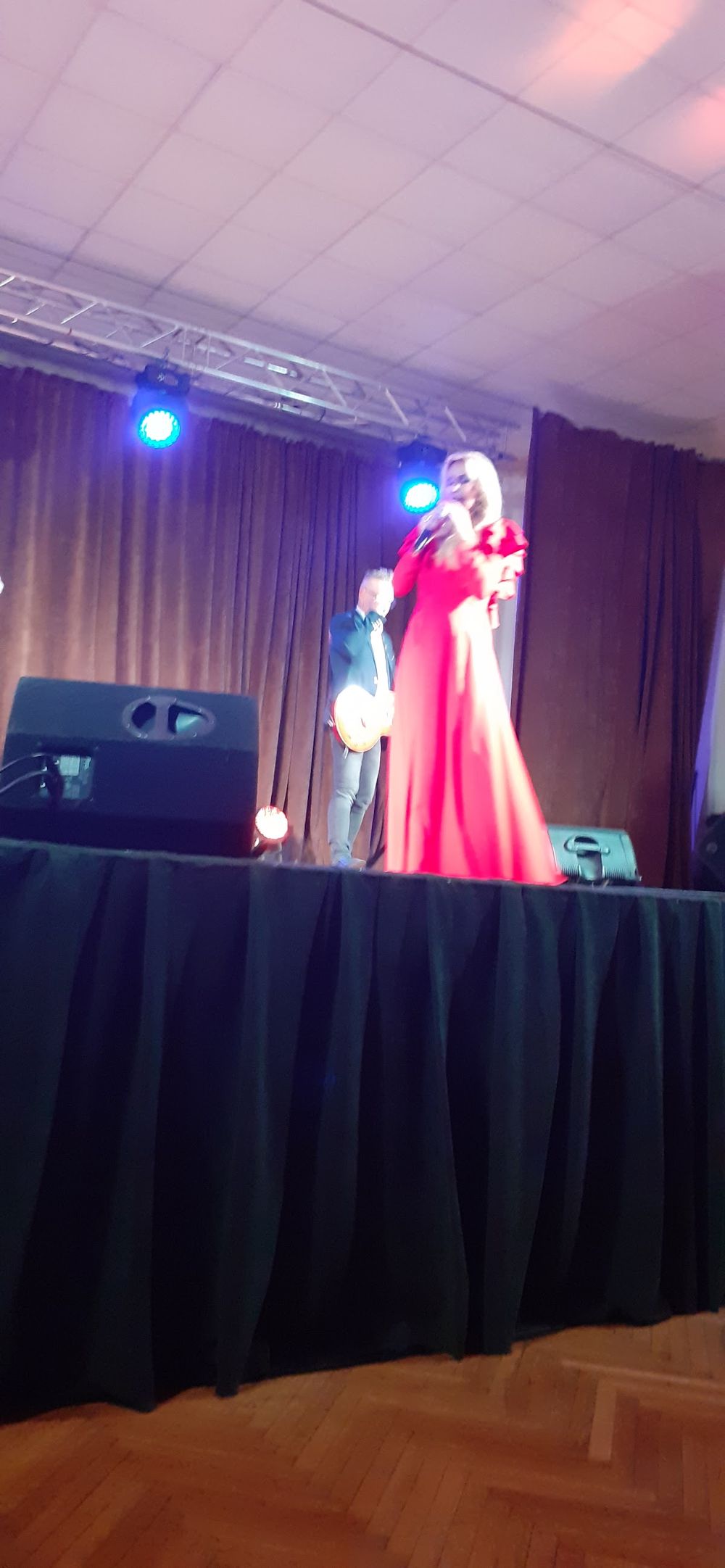 Recytacja wiersza na scenie o słońcu pod niebem.