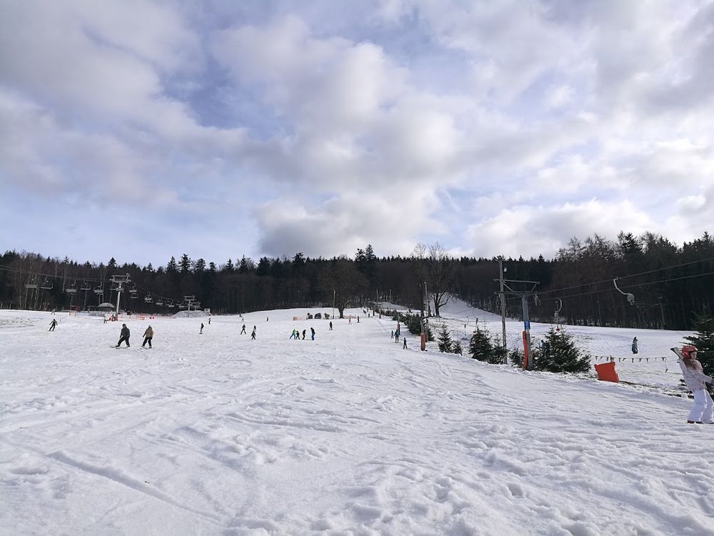 Szeroka i doskonale przygotowana trasa narciarska w Lądku-Zdroju.