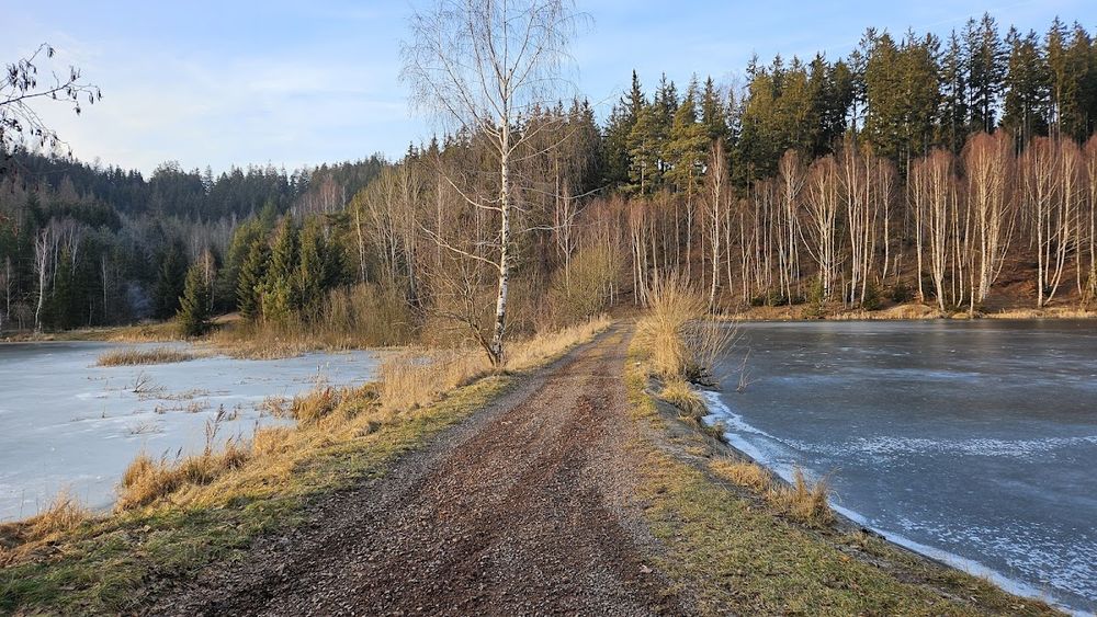  słońce nad panoramą Gór Kamiennych widzianą z Dzikowca.