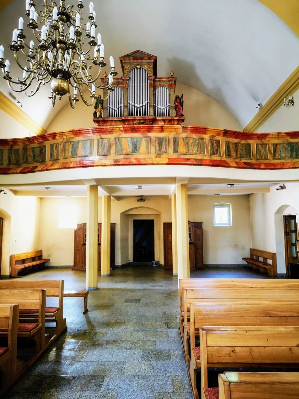 Złocone detale ołtarza.