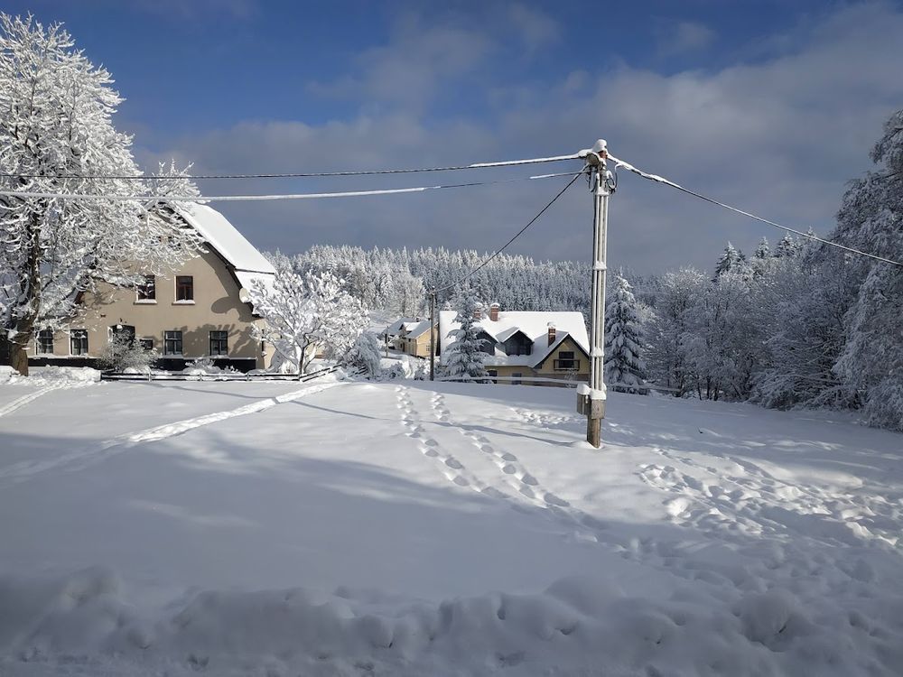 Zimowy widok na schronisko.