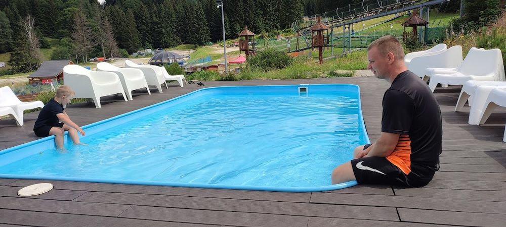 Biała Perła w Czarnej Górze: Nowoczesna architektura w sercu narciarskiego kurortu