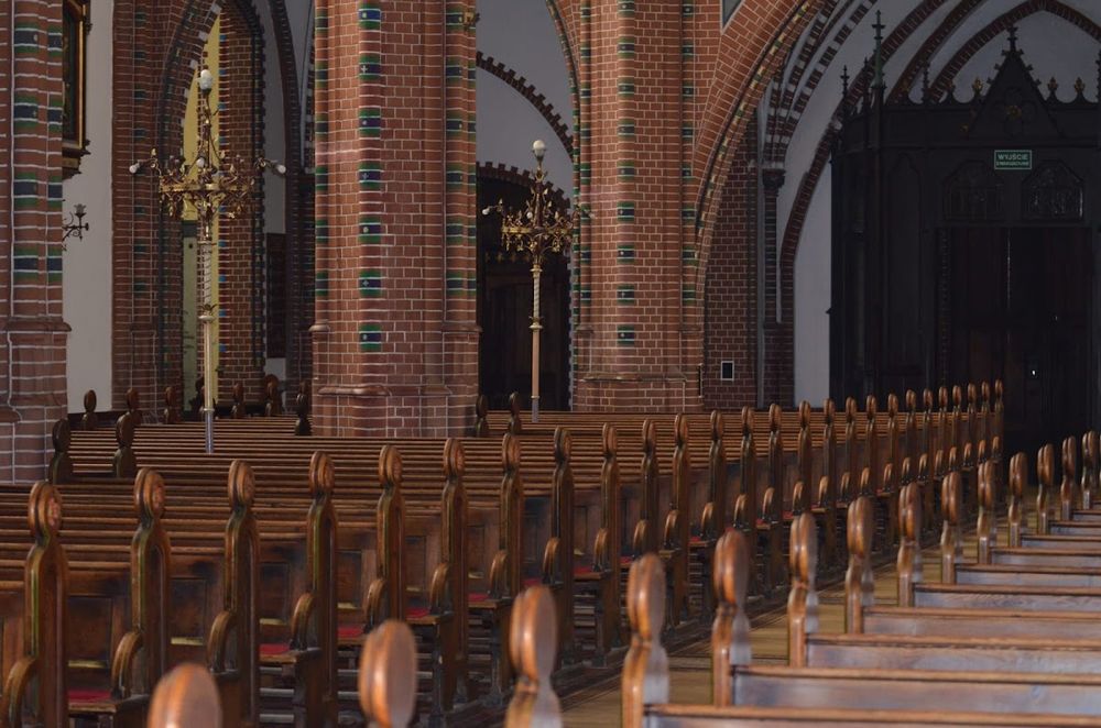 Wnętrze nawy głównej Kolegiaty Aniołów Stróżów w Wałbrzychu.