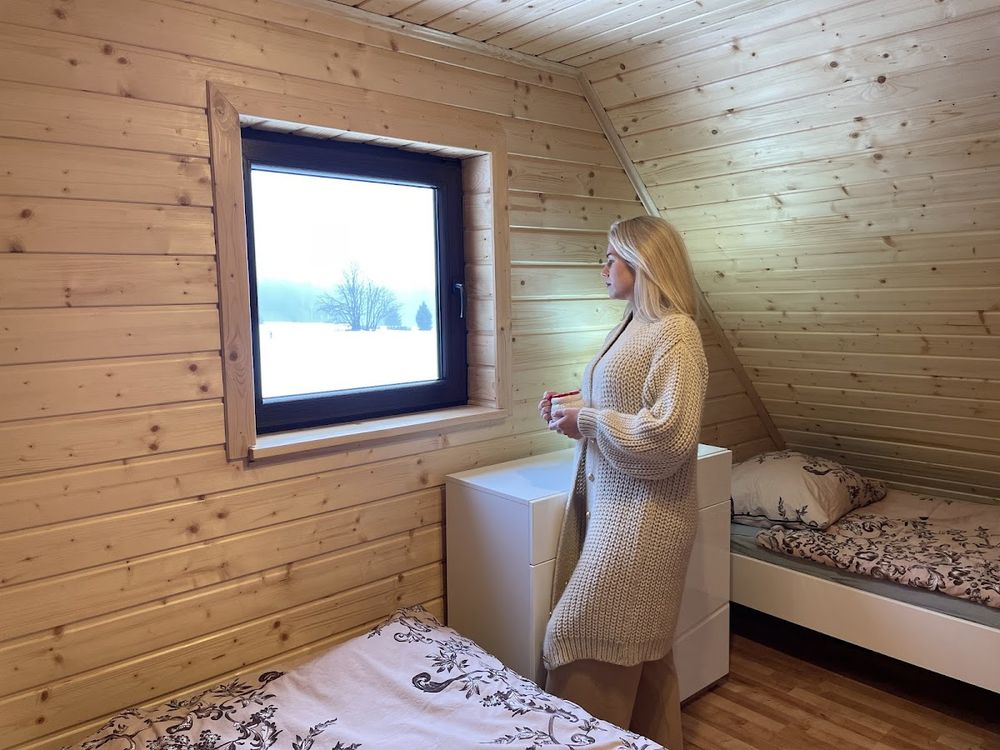 Strefa SPA w Szczeliniec Ośrodku Wypoczynkowym z widokiem na zimowy krajobraz.