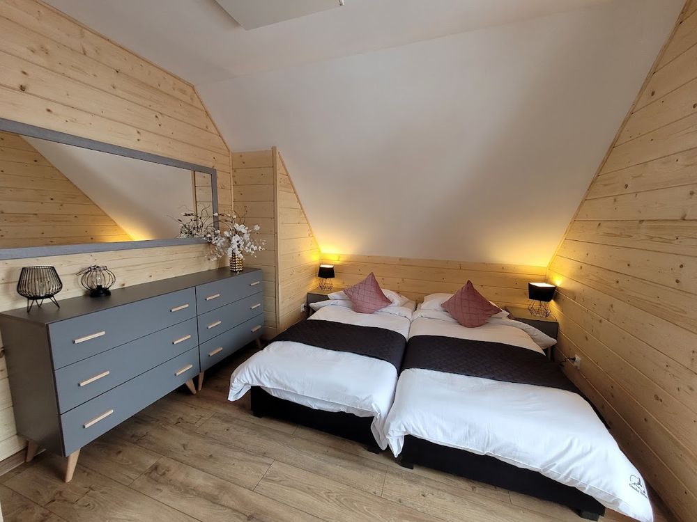 Nowoczesne wnętrze sypialni w Osadzie Orlica.