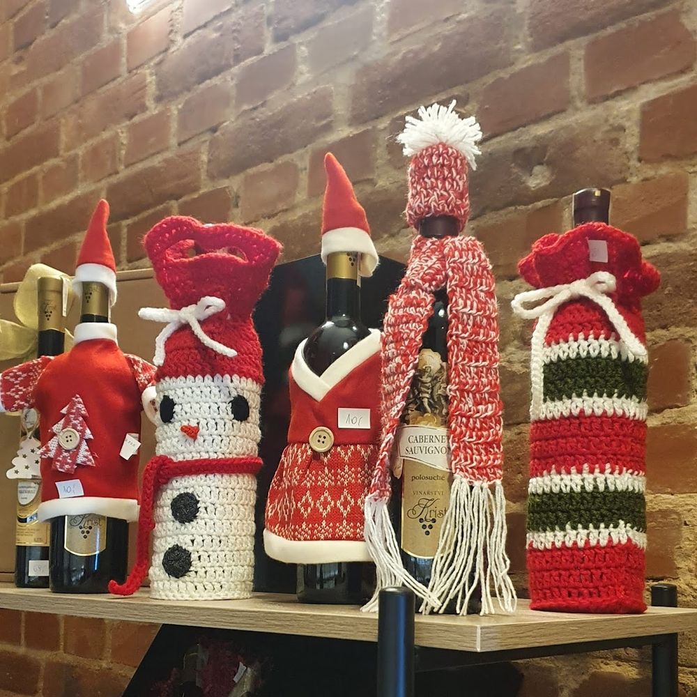 Półki pełne skarbów.