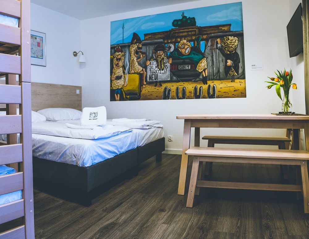 Przytulne wnętrze pokoju hotelowego w pensjonacie Owca z widokiem.