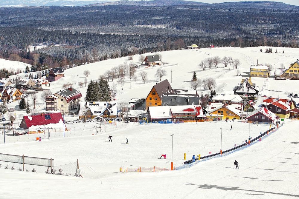 Narciarze na nasłonecznionym stoku wyciągu Bartuś w Zieleńcu.