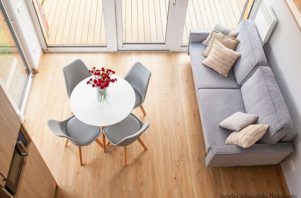 Jasny salon w domku Sovanova z widokiem na Góry Sowie.