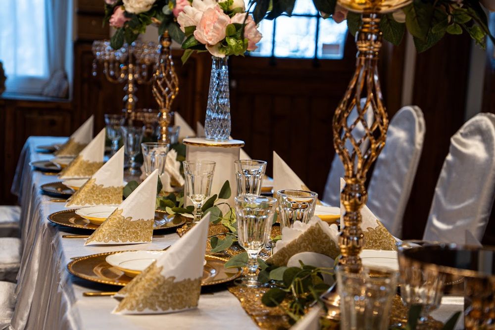 Przestronna sala restauracyjna.