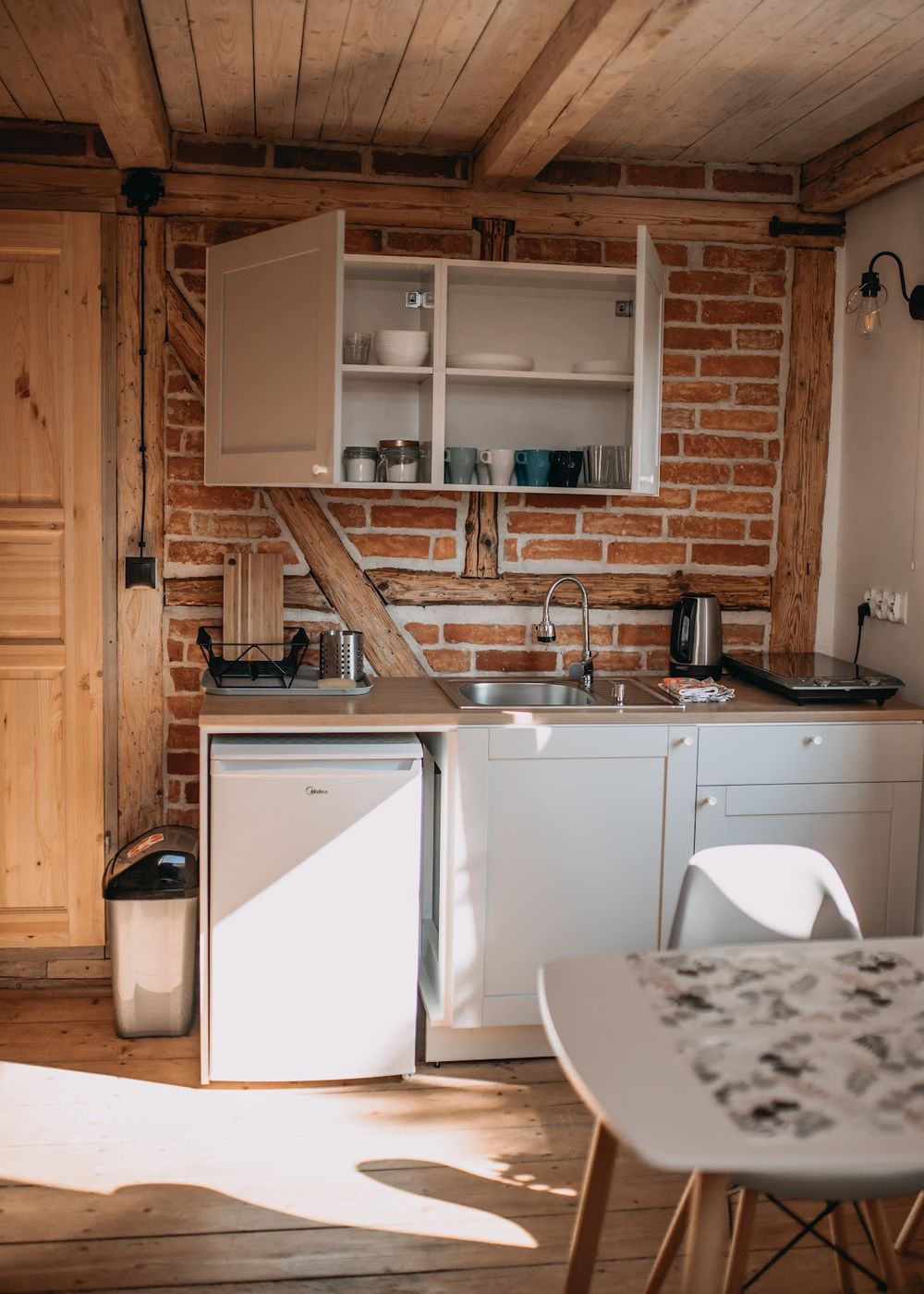 Salon z aneksami kuchennymi o nowoczesnym wystroju.