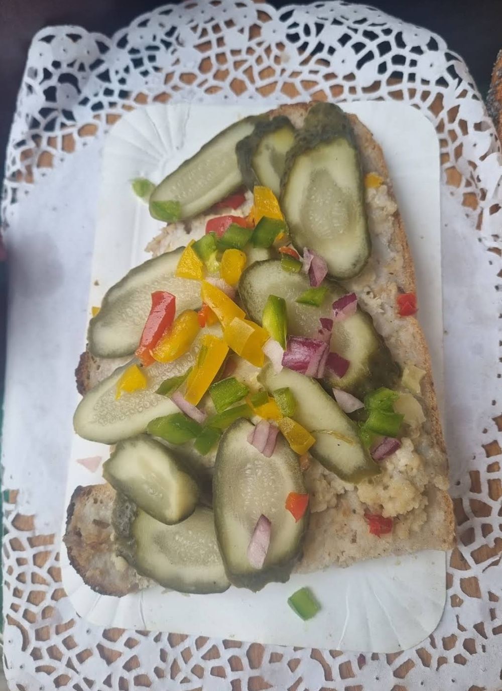 Świeża sałatka jarzynowa podawana na białym talerzu.