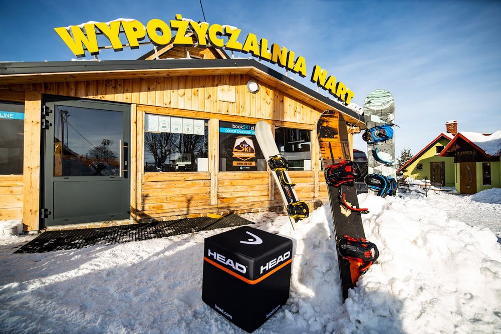 Wypożyczalnia sprzętu w Jakubcówce – drewniany, przytulny budynek.