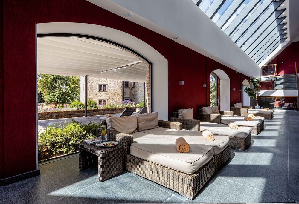 Eleganckie, lobby hotelowe z renesansowymi detalami i nowoczesnym designem.