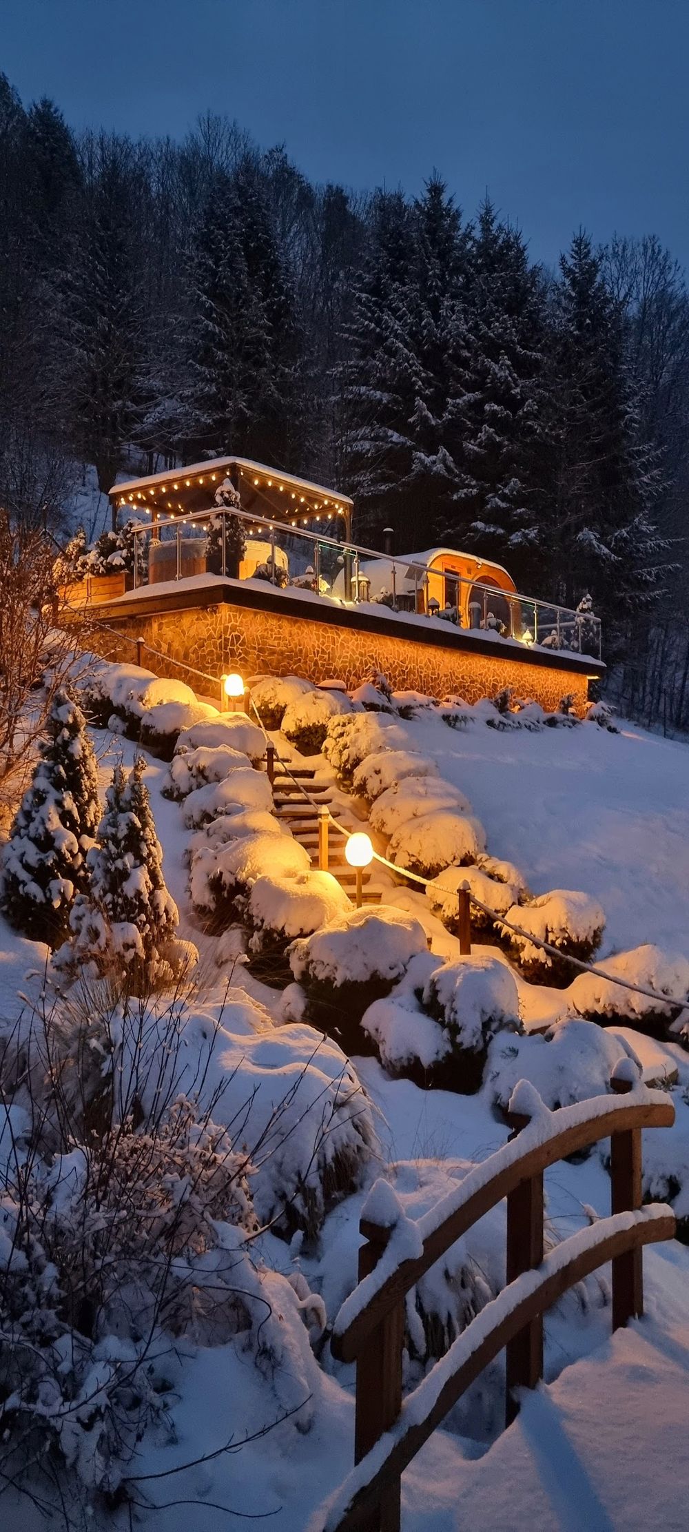 Oświetlone Agrodomki w Konradowie wtapiające się w nocną panoramę regionu.