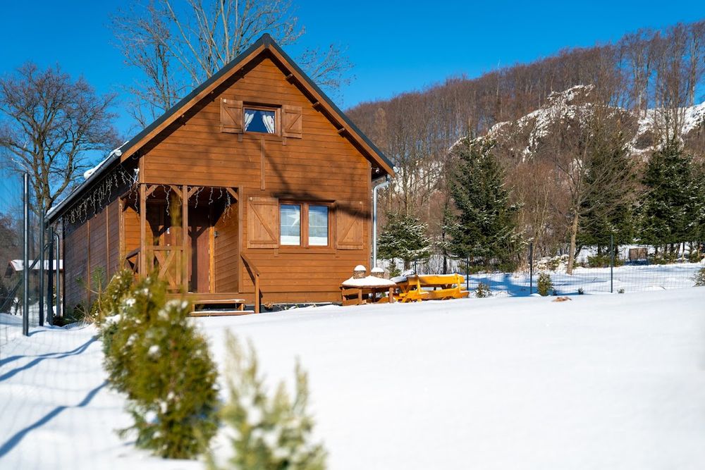 Alpejski domek w Jarkowicach pod grubą warstwą śniegu.