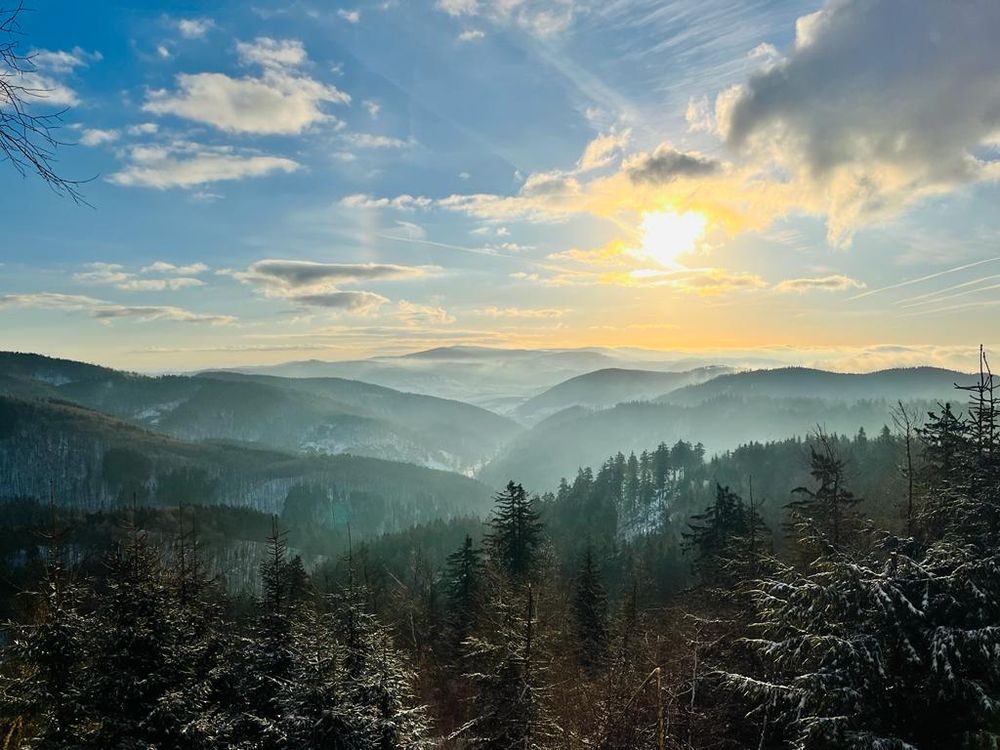 Zachód słońca nad Górami Suchymi widziany z okolic schroniska.