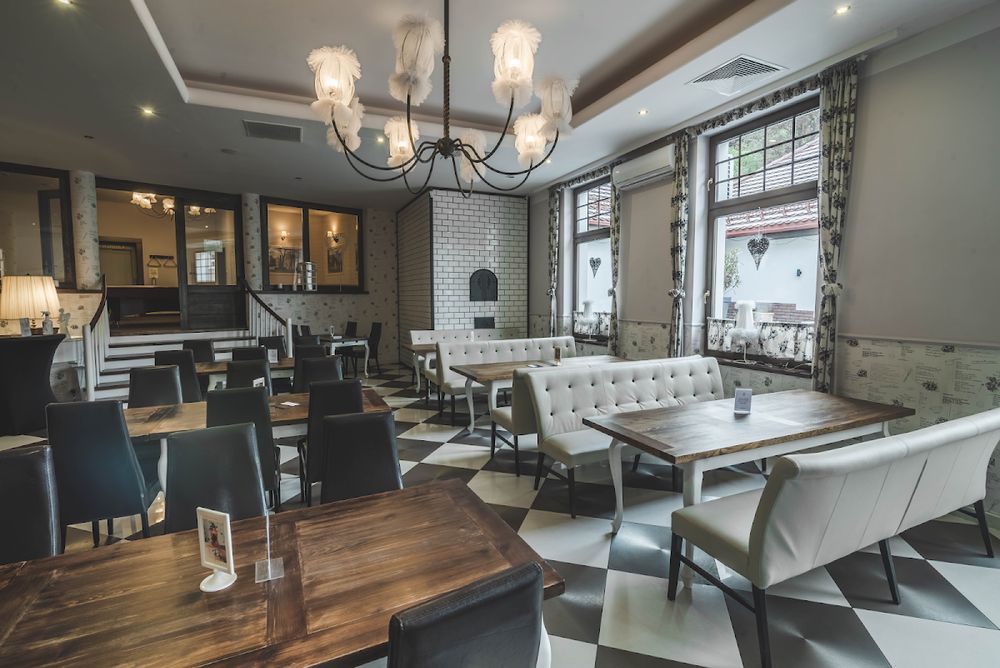 Stylowe wnętrze hotelowej kawiarni w Weronie