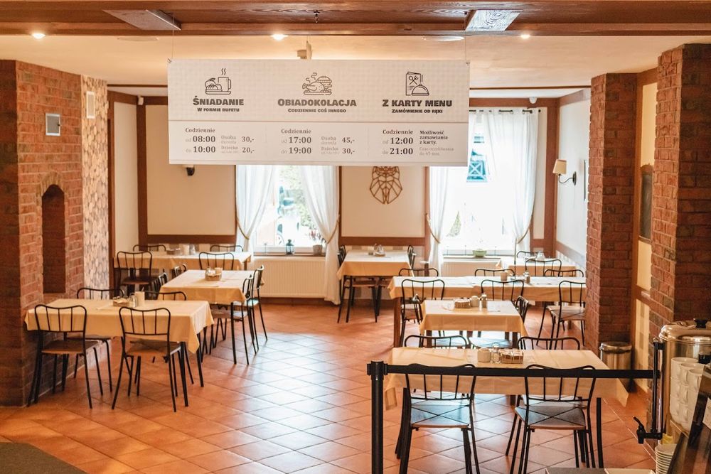 Elegancka sala restauracyjna w Granadzie przygotowana na wieczorny posiłek.