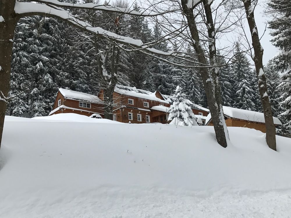 Widok na ośnieżoną Chatę Jílovanka zimą.
