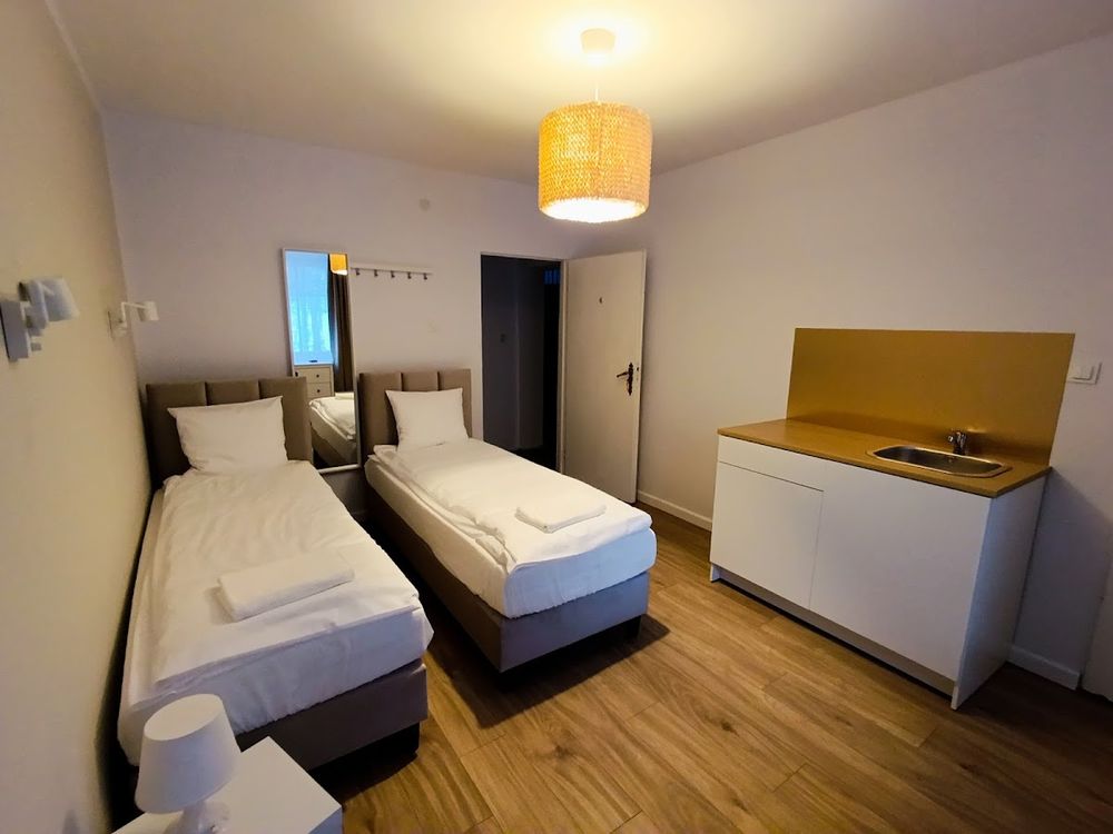 Pokój w Pensjonacie Sokolec budzący się do życia o świcie.