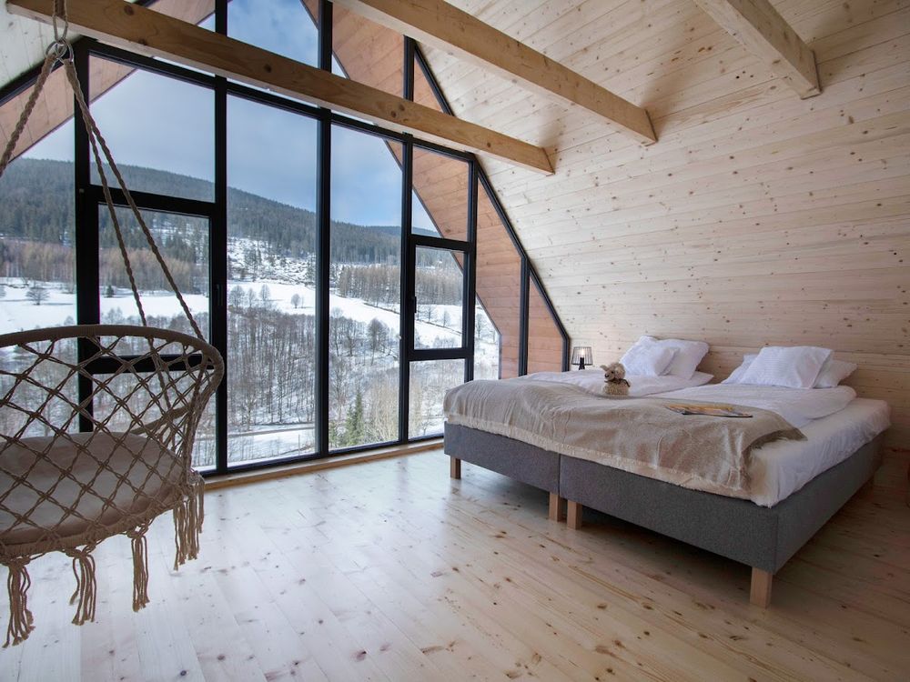 Nowoczesna sypialnia pod drewnianym stropem w Osadzie.