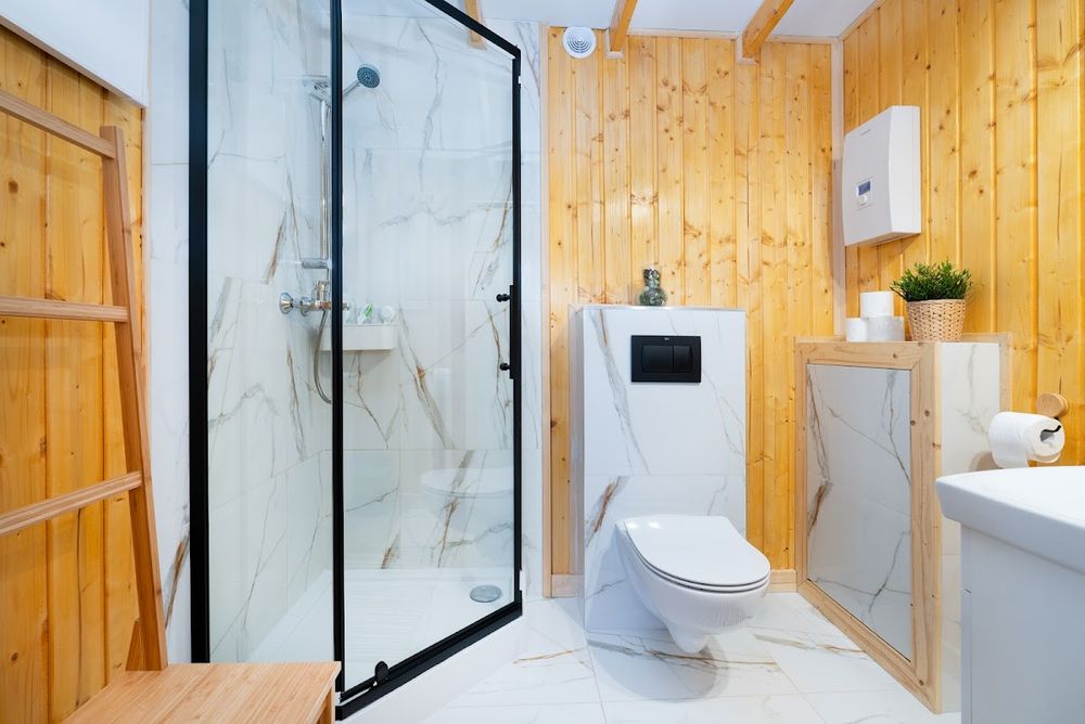 Nowoczesna i czysta łazienka w jednym z domków.