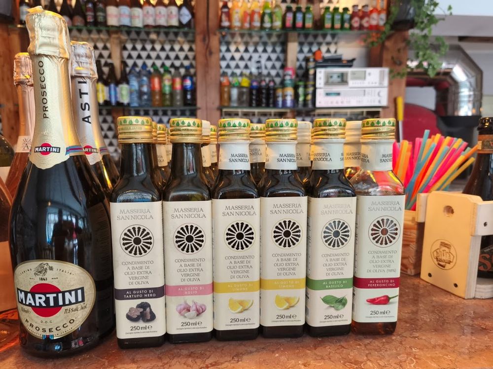 Bar w restauracji Napoli z ułożonymi butelkami win i alkoholi.