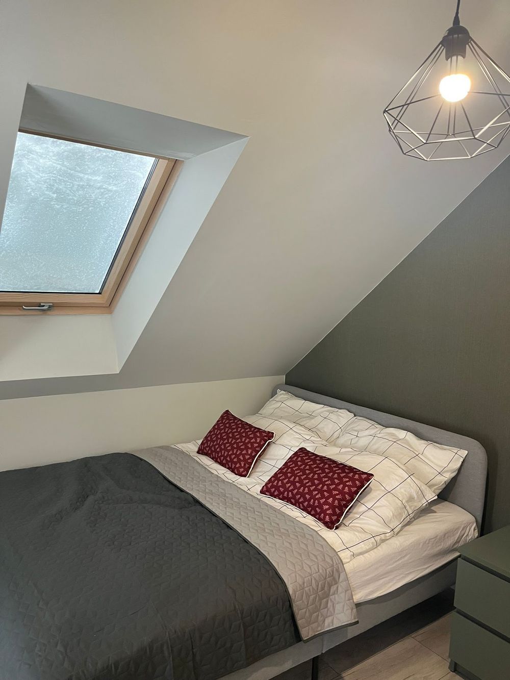 Detale luksusowej sypialni w domku All Season z widokiem za oknem.