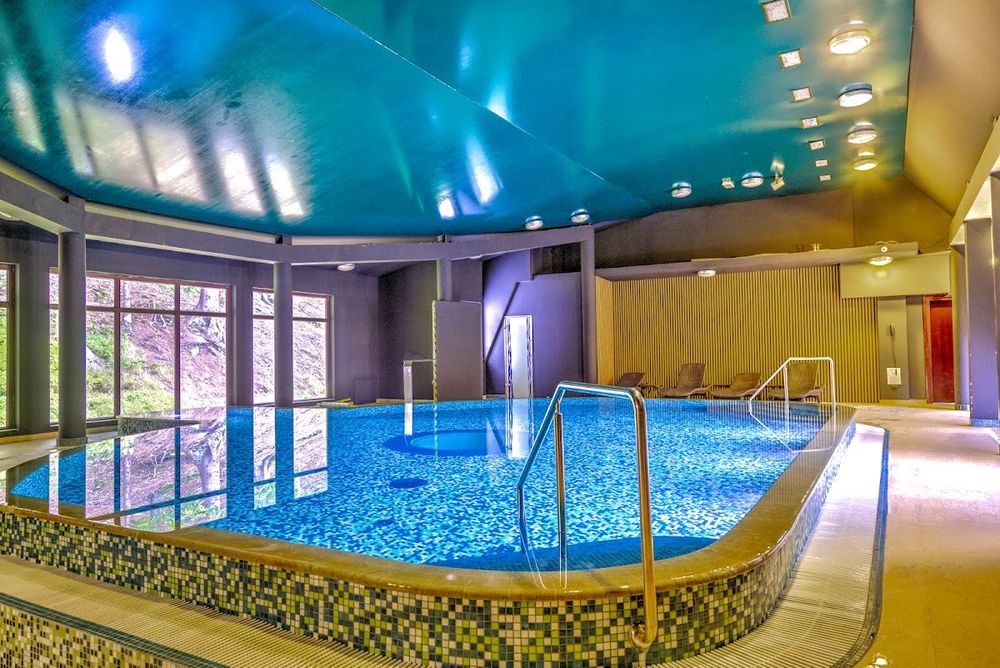 Nastrojowo podświetlony basen w Jeleniej Strudze.