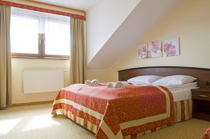 Nastrojowo urządzona sypialnia z widokiem na las, przytulność w każdym detalu.