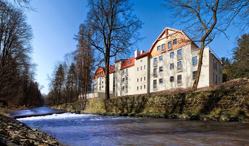 Zabytkowa architektura Długopola-Zdroju w zimowym słońcu.