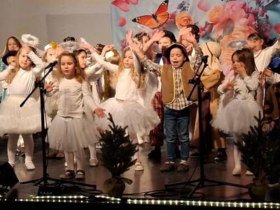 Wzruszające Jasełka i Rodzinne Chwile w Salezjańskim Przedszkolu z Udziałem Burmistrza Nowej Rudy