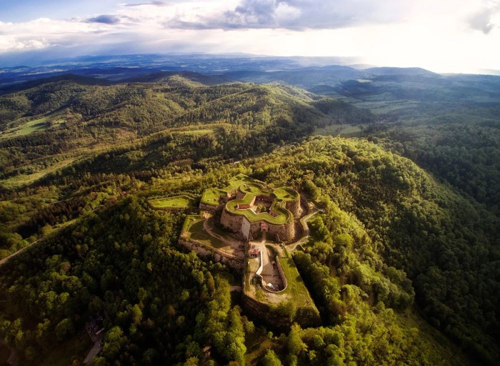 Nocna strona powiatu kłodzkiego – gdzie warto wybrać się po zmroku?