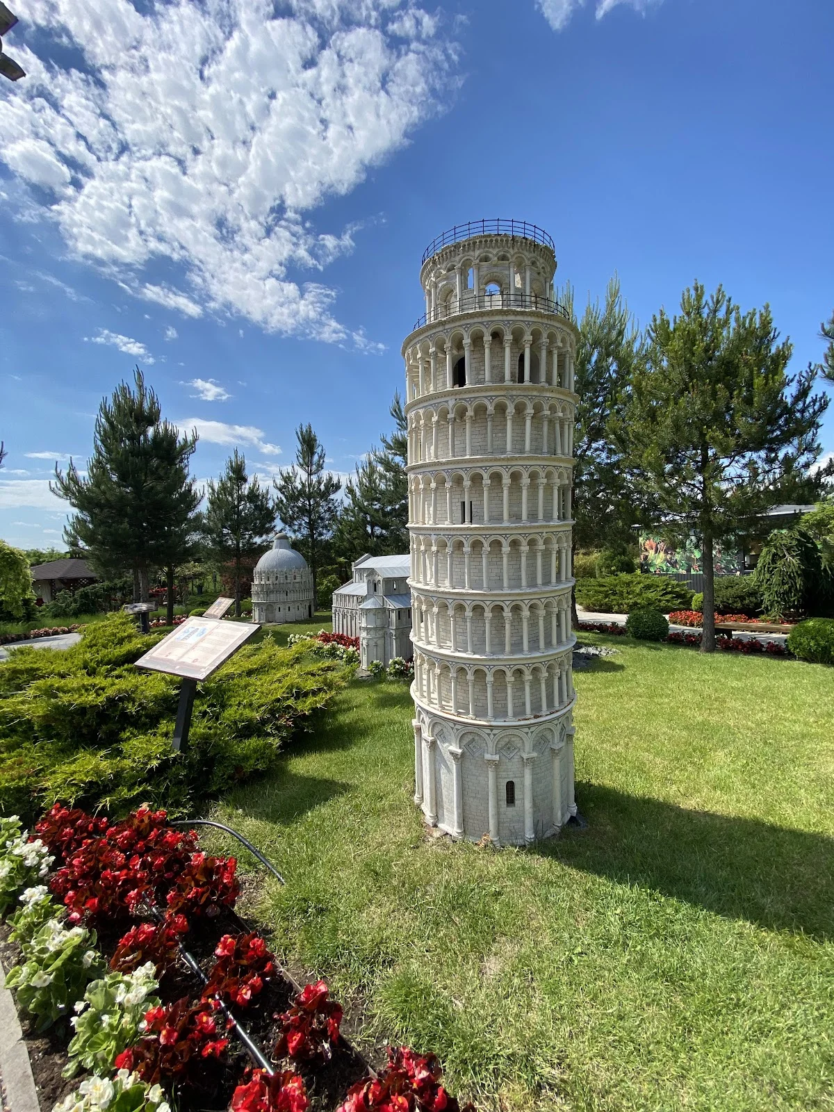 Miniatura Krzywej Wieży w Toruniu (lub podobnej) na tle niebieskiego nieba.