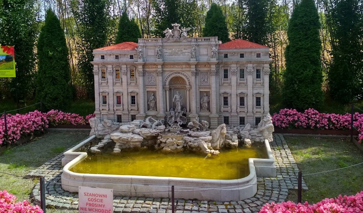 Imponująca miniatura dużego pałacu z fontanną.