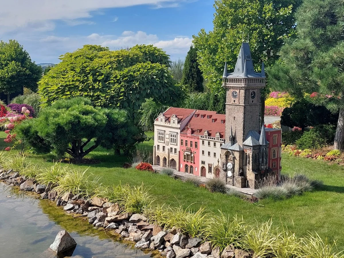 Makieta zamku nad rzeką w parku miniatur.