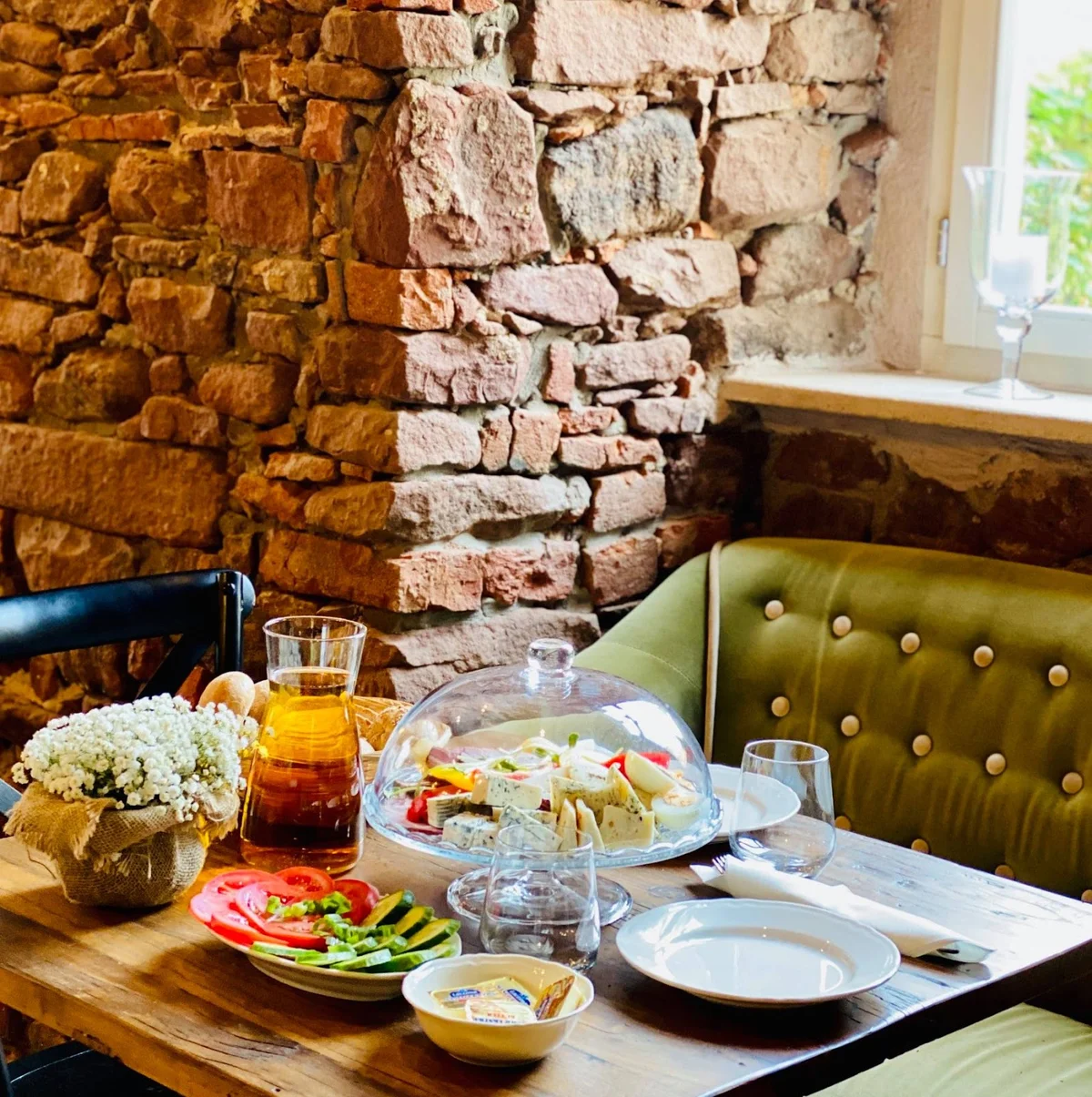 Zestaw śniadaniowy w restauracji, zbliżenie na obfity talerz.