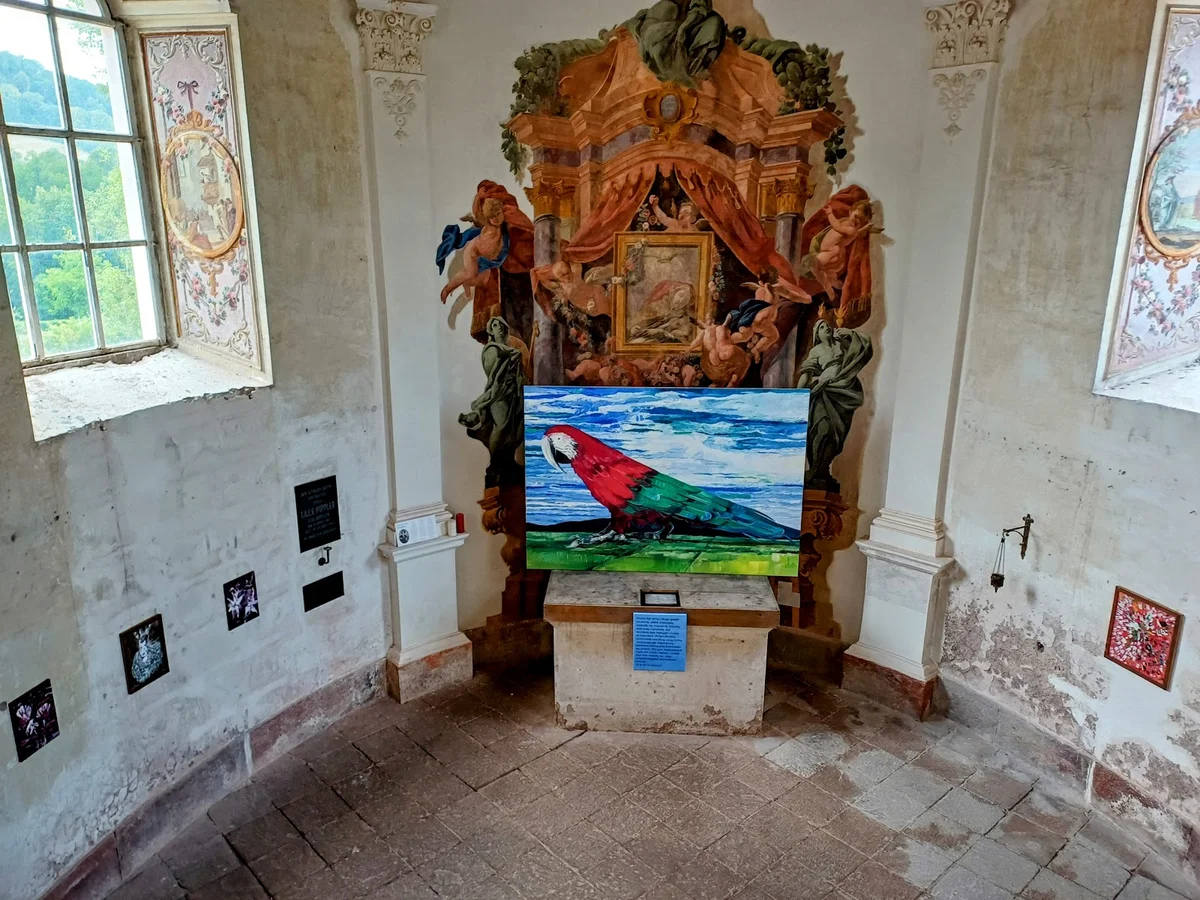 Wnętrze z dużym ekranem telewizora w stylowym pokoju.