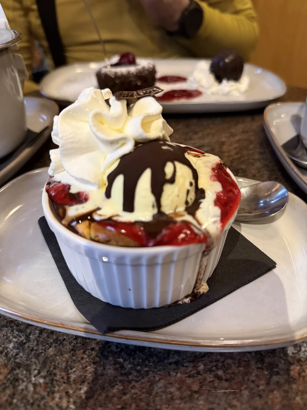 Pucharek lodowy z bitą śmietaną i polewą czekoladową.