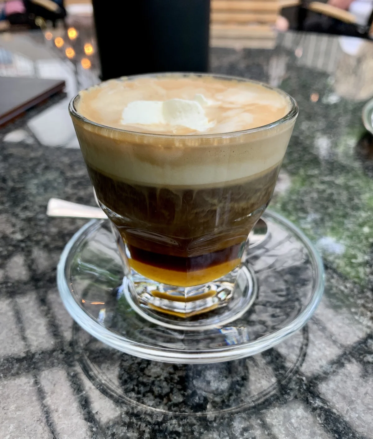 Filiżanka profesjonalnie parzonej kawy z pianką (latte art).