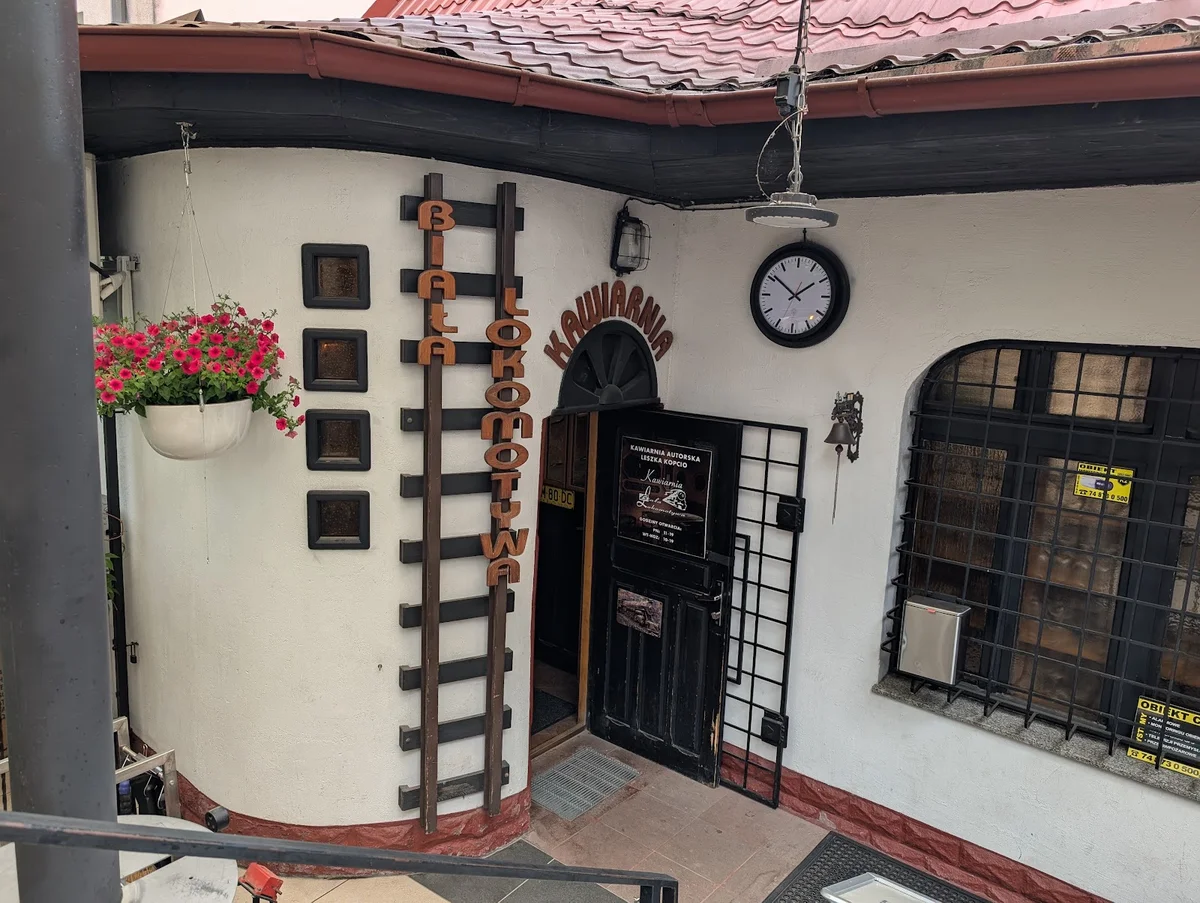 Lada w małej kawiarni z dekoracjami.