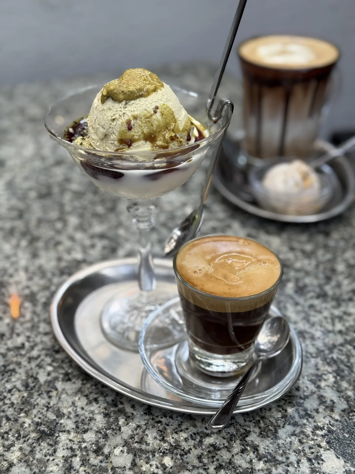 Dwie szklanki kawy mrożonej z lodami.