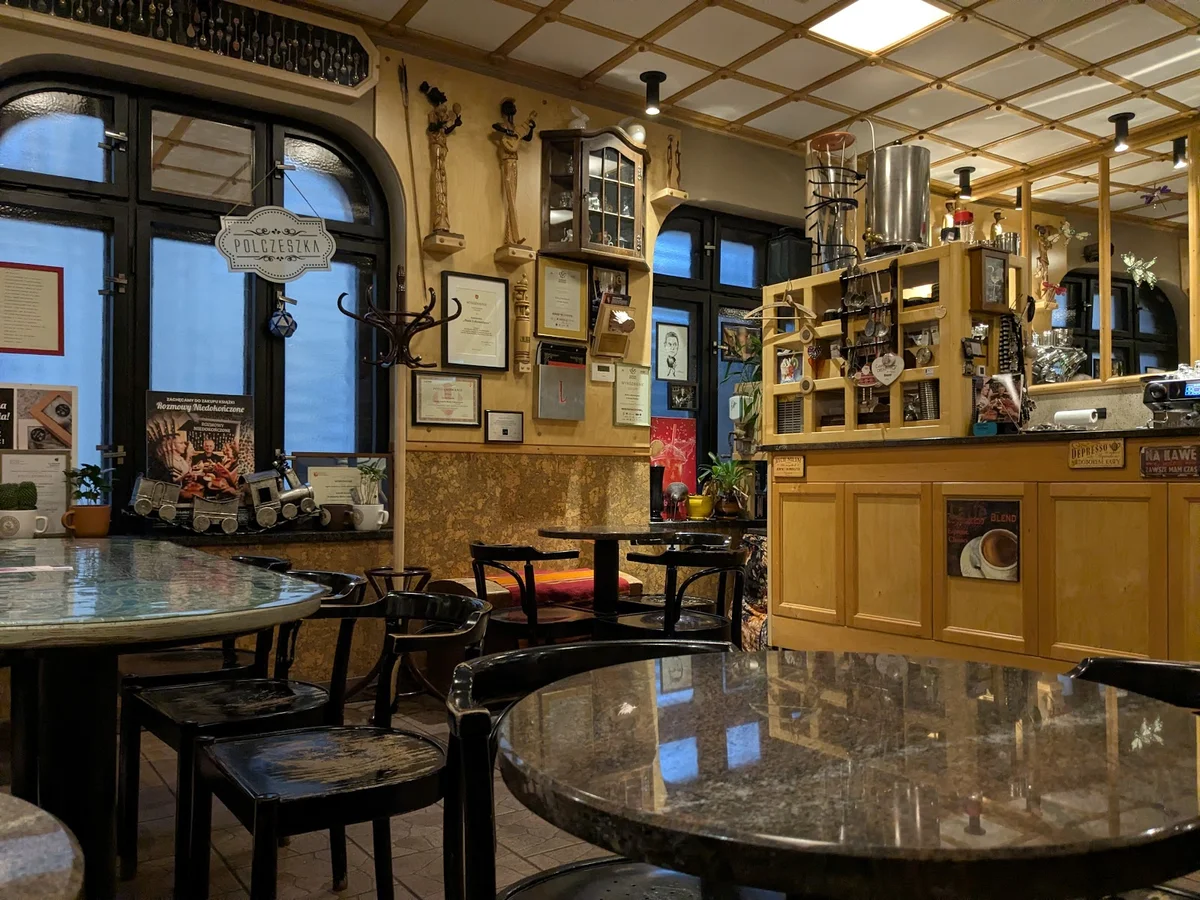 Wnętrze stylowego baru lub kawiarni.