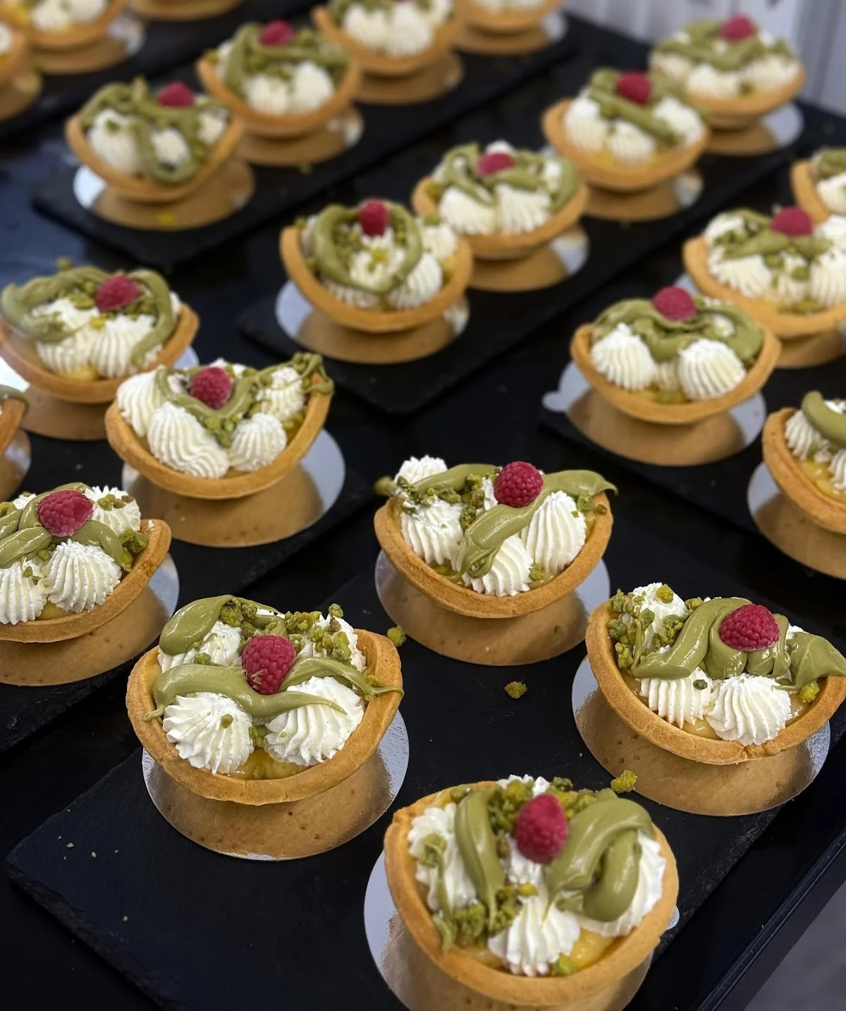 Talerz małych przekąsek bankietowych (finger food).