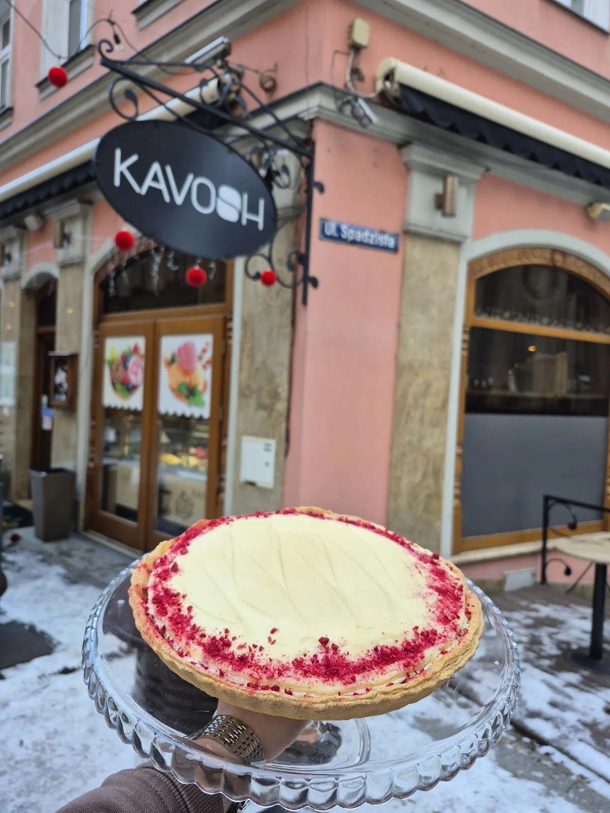 Witryna kawiarni z wystawionymi tortami i ciastami.