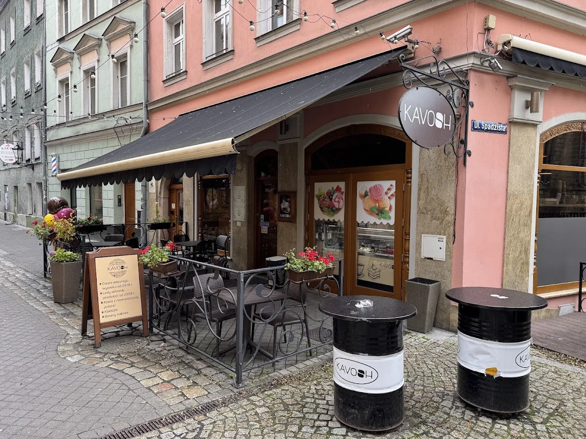 Mały ogródek kawiarniany w wąskiej uliczce.