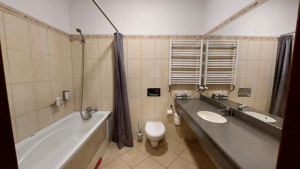 Nowoczesna łazienka z dwoma umywalkami i lustrami.