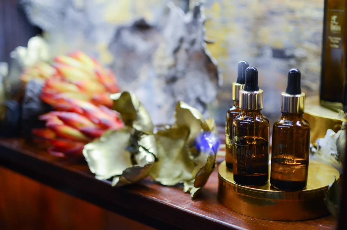 Zestaw kosmetyków i napoju w eleganckim pokoju.