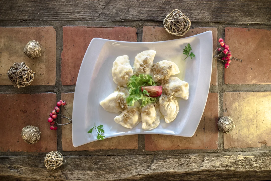 Kolorowa sałatka serwowana na białym talerzu.